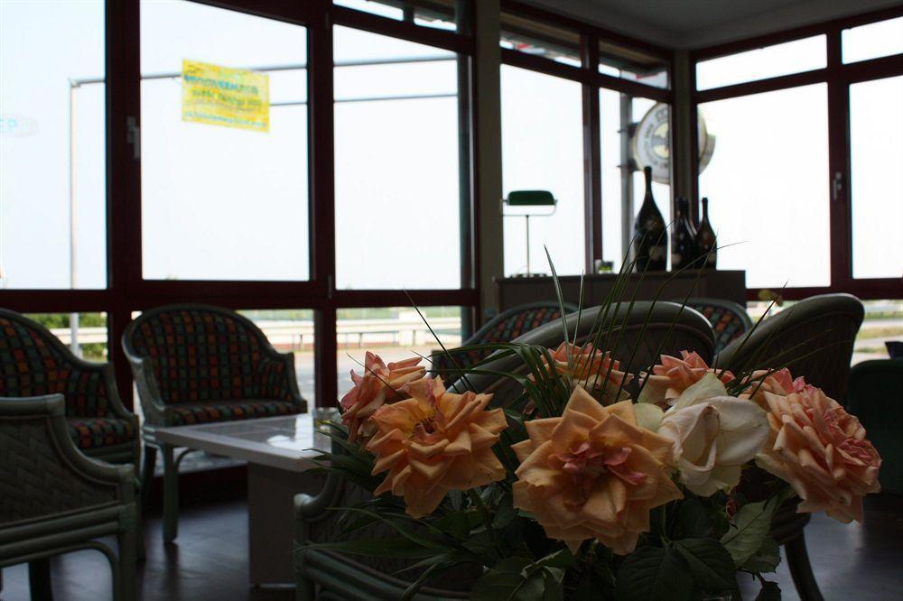 Hotel Gremersdorf - Zum Gruenen Jaeger Bagian luar foto