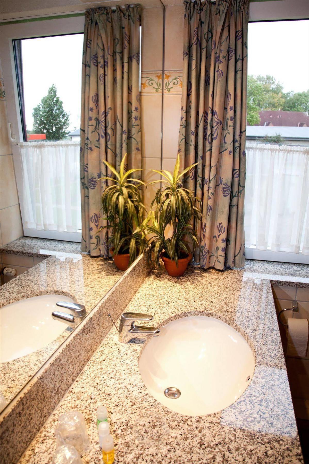 Hotel Gremersdorf - Zum Gruenen Jaeger Bagian luar foto